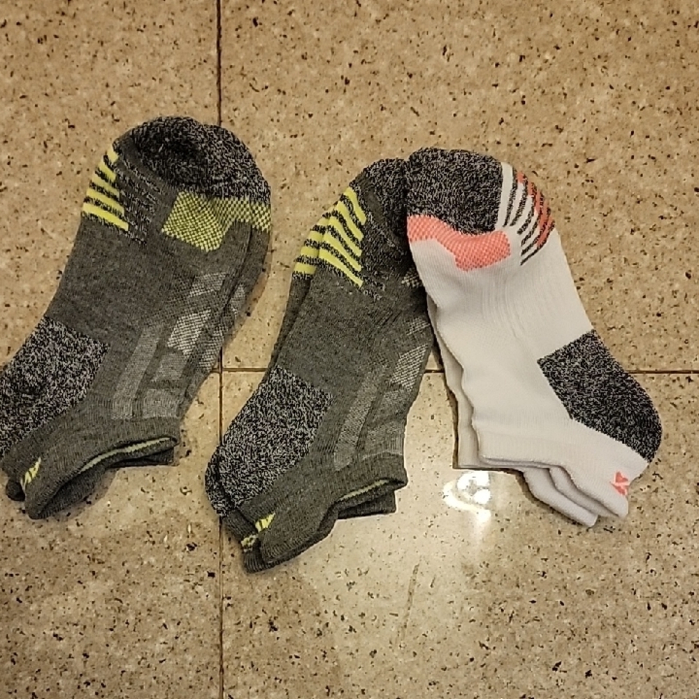 💕FREE WITH Bundle* NWOT AVIA Gray and White Athletic Socks Set of Three Pairs